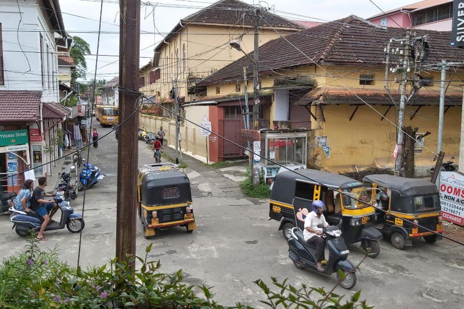 Het gezellige centrum van Fort Kochi met tuktuks en vele restaurantjes